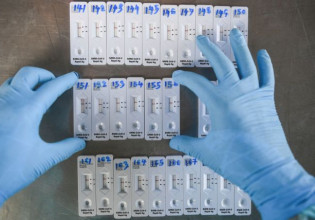 Κοραναϊός: Στα ύψη η θετικότητα – Επιμένουν οι «σκληροί» δείκτες