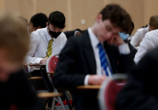 Σχολεία – Ο χάρτης στην ΕΕ – Επαναλειτουργία παρά την έκρηξη της Όμικρον