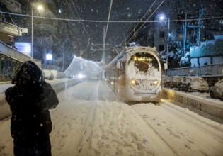 Κακοκαιρία «Ελπίδα»: Ακινητοποιήθηκε το τραμ πριν τη Νέα Σμύρνη
