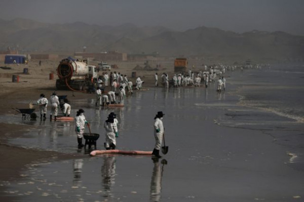 Περού: Χιλιάδες τόνοι πετρελαίου στη θάλασσα – Χιλιάδες ψάρια και πουλιά νεκρά