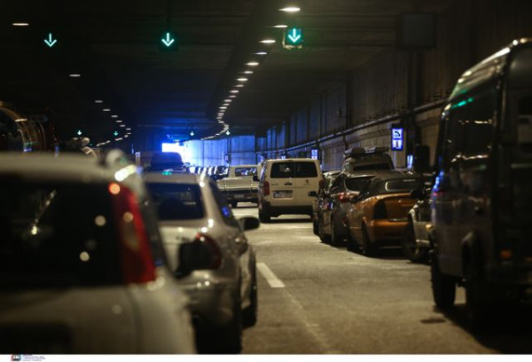 Πολιτική Προστασία: Περίπου 4.500 ήταν οι εγκλωβισμένοι με 2.500 οχήματα στην Αττική Οδό