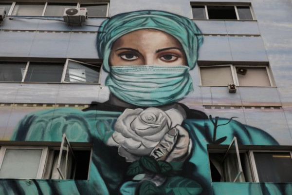 Η νοσοκόμα με το τριαντάφυλλο – Το «ευχαριστώ» του Hambas σε γιατρούς και νοσηλευτές – Ο καλλιτέχνης στο in.gr