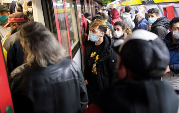 Ομικρον: Πρώτες ενδείξεις εξόδου της Ευρώπης από την πανδημία – Ποια είναι τα στοιχεία