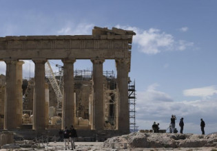Χαμός με την ταινία «Ξεπαρθενών» – Τι απαντά η Μενδώνη για το γκέι ζευγάρι που κάνει σεξ στην Ακρόπολη