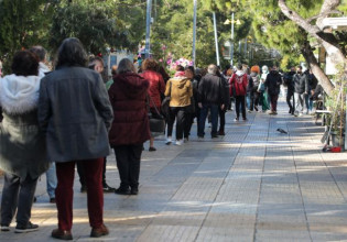 Όμικρον – Ουρές από τα ξημερώματα για ένα rapid test