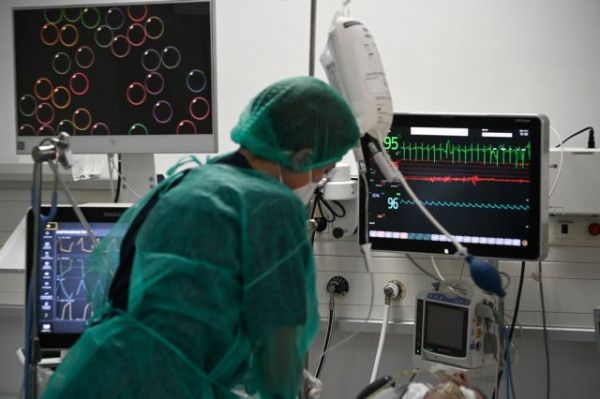 Βόλος – 55χρονος νοσηλεύεται με κοροναϊό αλλά επιμένει στις «ψεκασμένες» θεωρίες