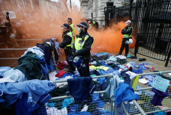 Βρετανία: Προς ακύρωση του υποχρεωτικού εμβολιασμού στους υγειονομικούς λόγω ελλείψεων στο NHS