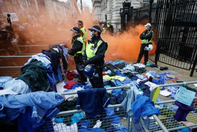 Βρετανία: Προς ακύρωση του υποχρεωτικού εμβολιασμού στους υγειονομικούς λόγω ελλείψεων στο NHS