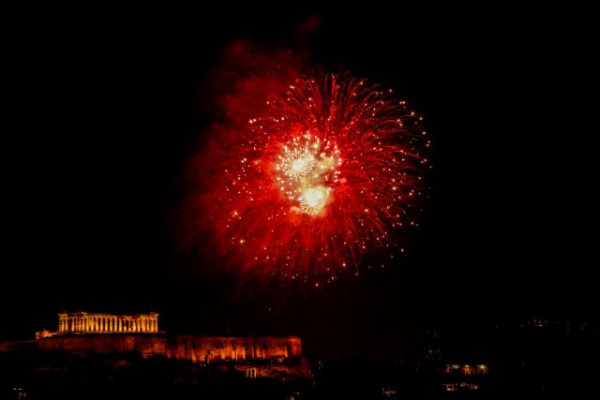 Με φαντασμαγορικό θέαμα, γεμάτο φως και λάμψη υποδέχθηκε η Αθήνα το 2022