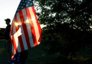 ΗΠΑ – Η πλειοψηφία των Αμερικανών φοβάται ότι η δημοκρατία διατρέχει κίνδυνο να «καταρρεύσει»