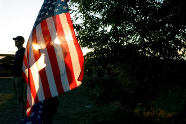 ΗΠΑ – Η πλειοψηφία των Αμερικανών φοβάται ότι η δημοκρατία διατρέχει κίνδυνο να «καταρρεύσει»