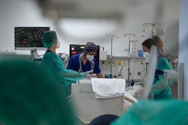 Κοροναϊός - Εκρηξη εισαγωγών στα νοσοκομεία - Αυξήθηκαν κατά 18% οι ασθενείς ηλικίας 4-18 ετών