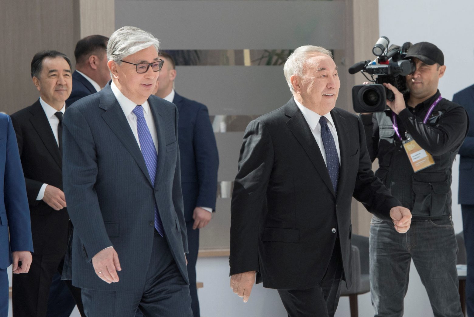 Ναζαρμπάγεφ - Το γραφείο του υποστηρίζει ότι δεν έχει εγκαταλείψει το Καζακστάν