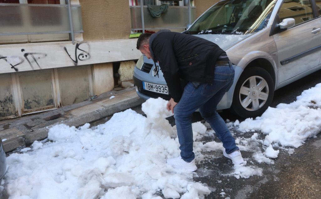 Κακοκαιρία «Ελπίδα»: Πολλά τα προβλήματα για τέταρτη ημέρα, δρόμοι «παγοδρόμια» και οργισμένοι πολίτες