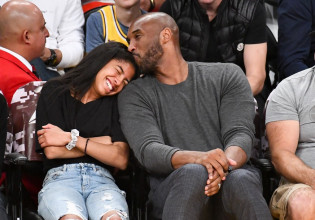 Συγκίνηση: Άγαλμα για τον Κόμπι και την Τζιάνα στο σημείο του δυστυχήματος