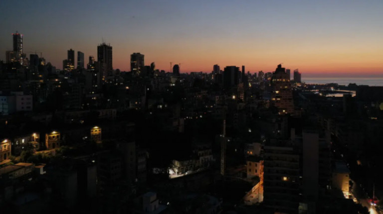 Λίβανος – Έχει βυθιστεί στο σκοτάδι, διαδηλωτές κατηγορεί η δημόσια επιχείρηση ηλεκτρισμού για την κατάσταση