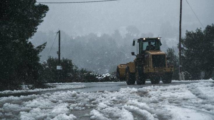 Κακοκαιρία - Διεκόπη η κυκλοφορία στη Λεωφόρο Πάρνηθος λόγω χιονόπτωσης