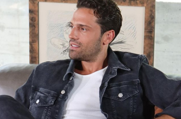 Κωνσταντίνος Αργυρός: Κάνει snowboard στο κέντρο της Αθήνας και το ζει