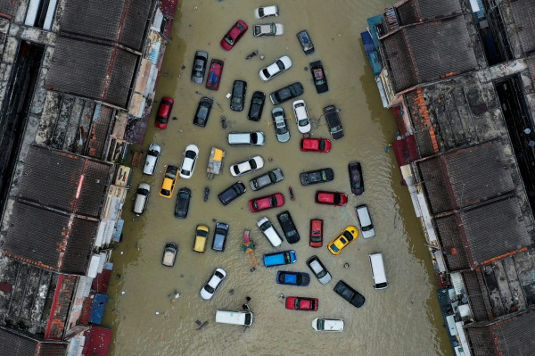 Μαλαισία – Τουλάχιστον 50 νεκροί από τις πλημμύρες σε επτά πολιτείες, χιλιάδες εγκατέλειψαν τις εστίες τους