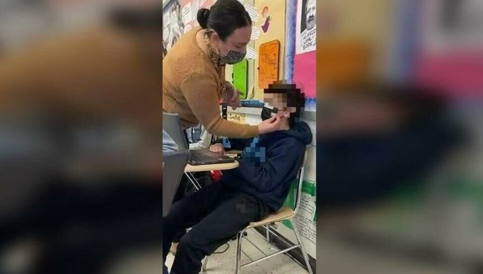 Δασκάλα κόλλησε με… σελοτέιπ τη μάσκα στο πρόσωπο μαθητή – «Απαράδεκτη ενέργεια»