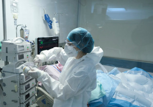 Κοροναϊός: Παραμένουν σε υψηλά επίπεδα οι «σκληροί» δείκτες της πανδημίας