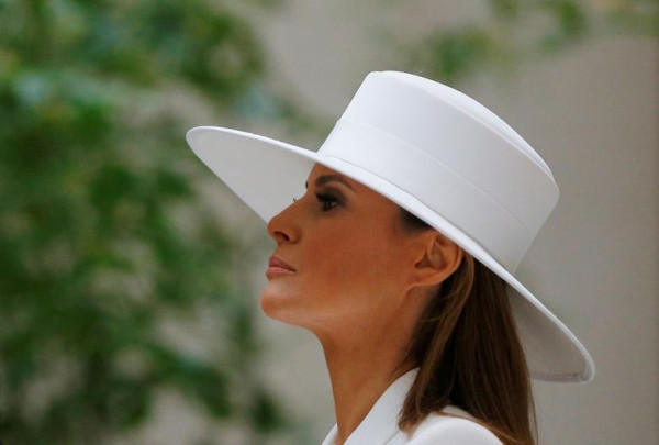 Σε δημοπρασία το λευκό καπέλο της Μελάνια Τραμπ