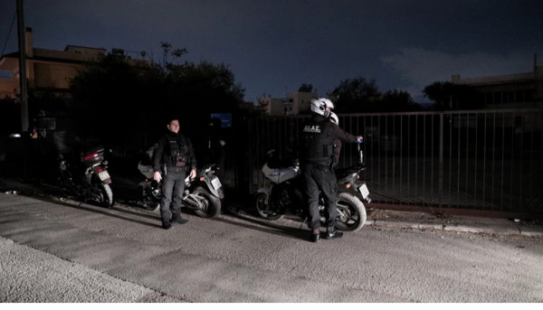 Μενίδι – Πιθανόν σε άστεγο ανήκει η σορός του άνδρα που βρέθηκε κοντά σε πρώην σχολείο