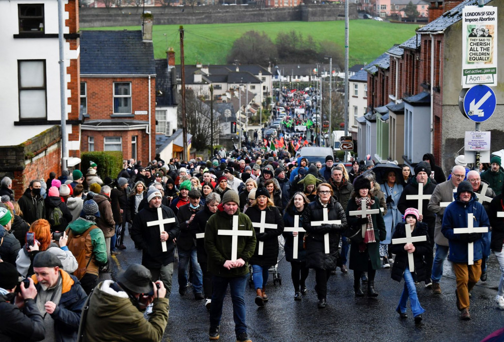 «Ματωμένη Κυριακή»: Τίμησαν τους νεκρούς τους στη Βόρεια Ιρλανδία 50 χρόνια μετά