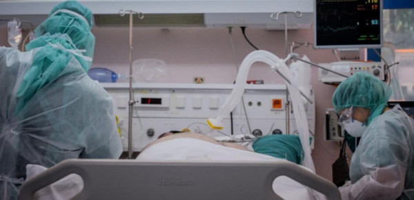 Πέθανε η ασθενής που είχε βρεθεί θετική στην Ομικρόν