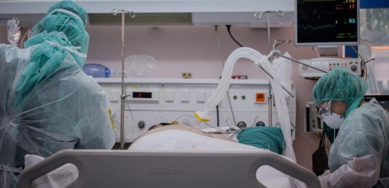 Πέθανε η ασθενής που είχε βρεθεί θετική στην Ομικρόν