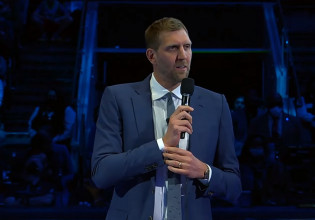 Οι Μάβερικς απέσυραν τη φανέλα του Νοβίτσκι