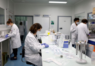 Όμικρον – Δεν έχει ανοίξει ακόμα όλα τα «χαρτιά» της, αποφασίστηκε παράταση των μέτρων