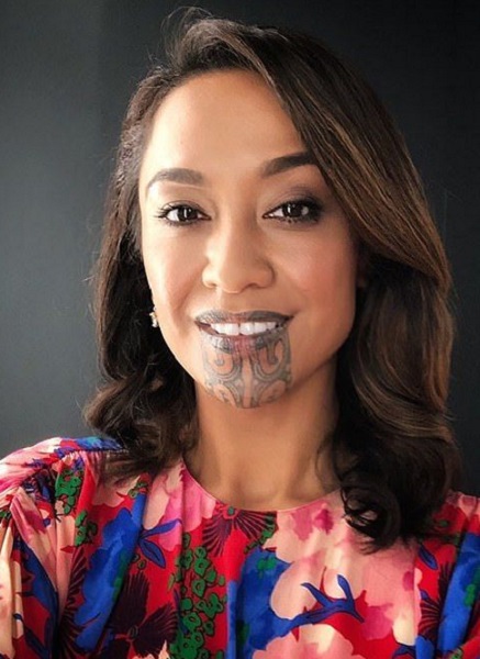 Νέα Ζηλανδία – Μαορί δημοσιογράφος με τατουάζ στο πηγούνι παρουσιάζει δελτίο και γράφει ιστορία