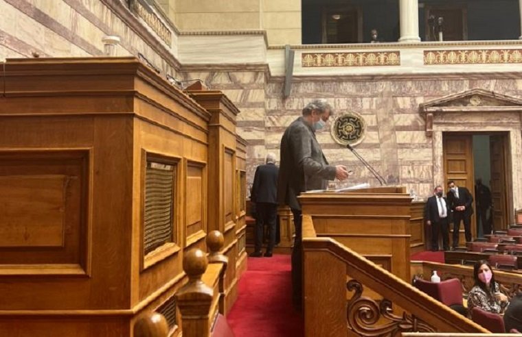 Πολάκης: «Κατάληψη» του βήματος της Βουλής από τον βουλευτή του ΣΥΡΙΖΑ – Δείτε το βίντεο