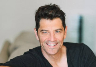 Ανησυχία από την «εξαφάνιση» του Σάκη Ρουβά – Τι συμβαίνει με τον τραγουδιστή