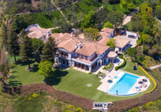 Τρελό deal από την Αντέλ – Αγόρασε στη μισή τιμή τη βίλα του Σταλόνε στο Μπέβερλι Χιλς