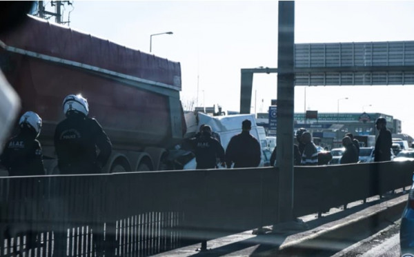 Τροχαίο στον Κηφισό – Σφοδρή σύγκρουση βαν με νταλίκα