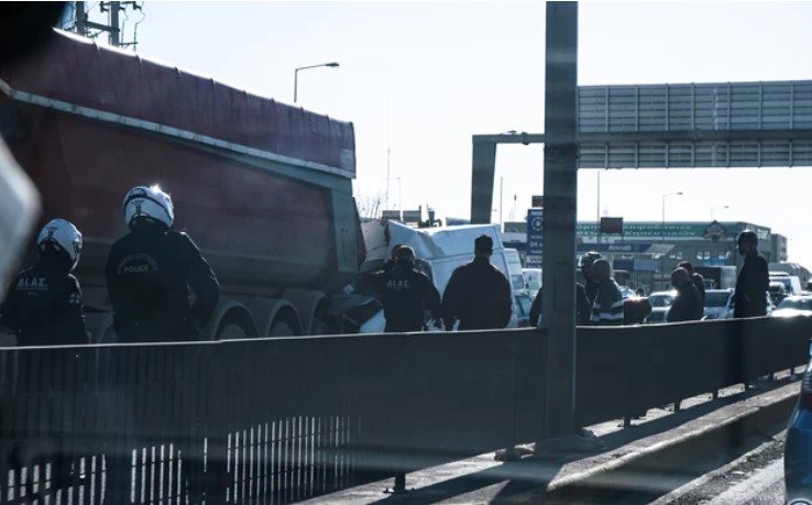 Τροχαίο στον Κηφισό – Σφοδρή σύγκρουση βαν με νταλίκα