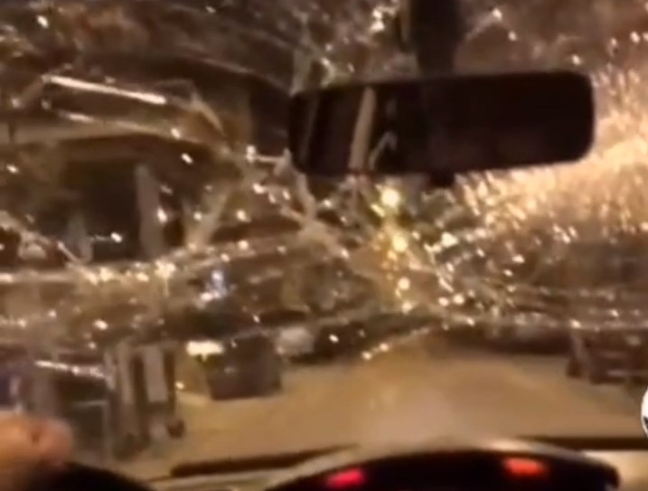 Βίντεο ντοκουμέντα – Νεαροί φέρουν όπλα και βανδαλίζουν αυτοκίνητα