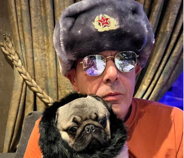 Καμμένος – Ποζάρει με σοβιετικό καπέλο και σφυροδρέπανο