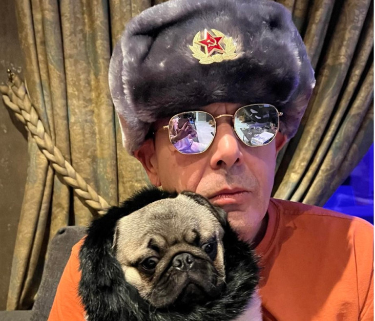 Καμμένος – Ποζάρει με σοβιετικό καπέλο και σφυροδρέπανο