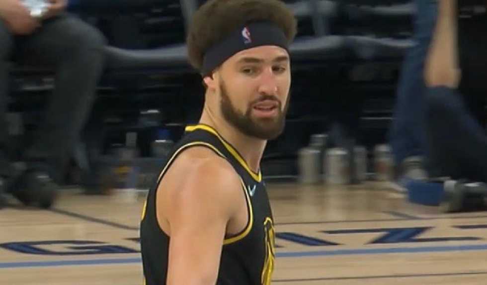 Επικό blooper του Τόμπσον – Αφηρημένος, δεν είδε τον διαιτητή σωριάστηκαν στο παρκέ