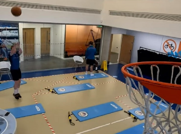 Ο Ντε Μπρόινε τα «στάζει» όπως ο Ντουράντ, στο προπονητικό κέντρο της Σίτι