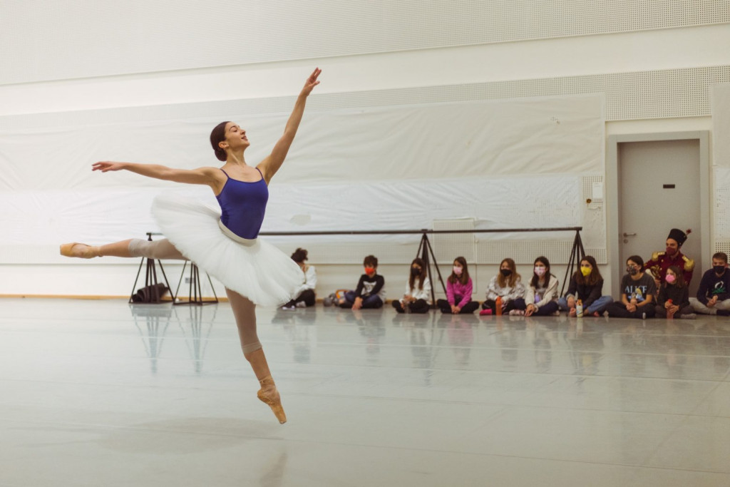 Η Εθνική Λυρική Σκηνή και ο Ευγένιος Τριβιζάς υποδέχτηκαν δέκα μικρά παιδιά στα άδυτα της Όπερας