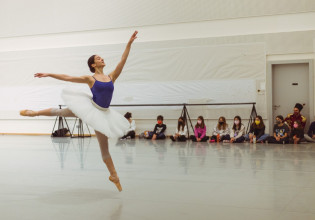 Η Εθνική Λυρική Σκηνή και ο Ευγένιος Τριβιζάς υποδέχτηκαν δέκα μικρά παιδιά στα άδυτα της Όπερας