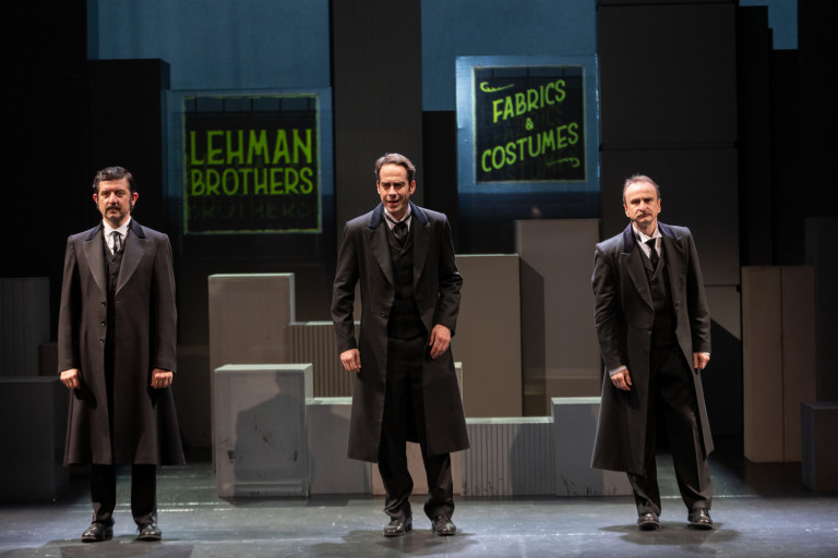 «Η τριλογία των Λήμαν Μπράδερς» επιστρέφει με νέα διανομή στο Θέατρου του Νέου Κόσμου