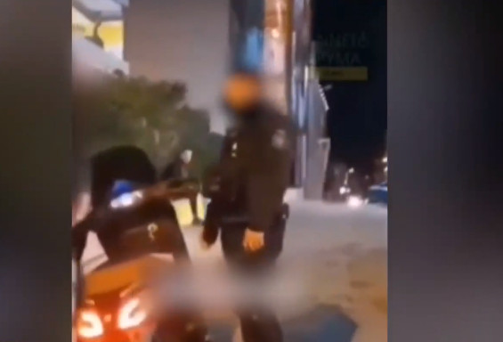 Άγιος Δημήτριος – Η στιγμή που ο γνωστός τράπερ προσπαθεί να ξεφύγει από τους αστυνομικούς – Βίντεο της σύλληψης