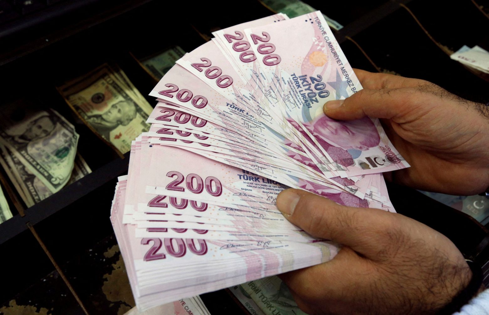 Τουρκία - Συμφωνία με τα Ηνωμένα Αραβικά Εμιράτα για την ανταλλαγή νομισμάτων ύψους 5 δις δολαρίων