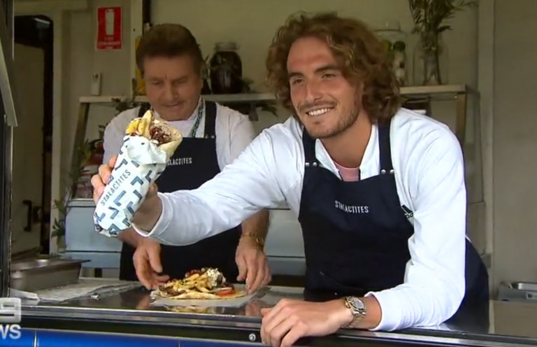 O Τσιτσιπάς σέρβιρε σουβλάκι με… ρόδι