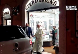 Πάπας Φραγκίσκος – Φιλική επίσκεψη σε δισκοπωλείο στο κέντρο της Ρώμης